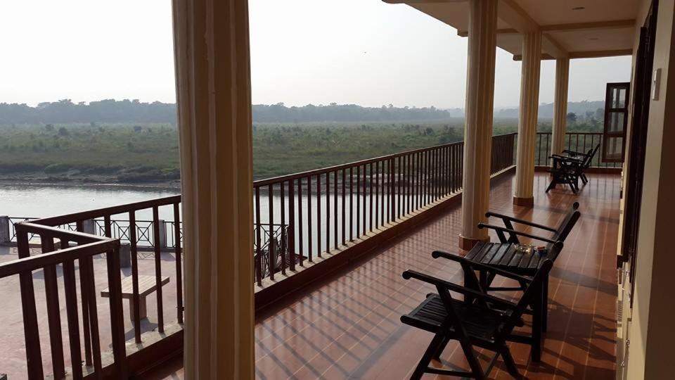 Jungle Wildlife Camp Hotell Sauraha Exteriör bild