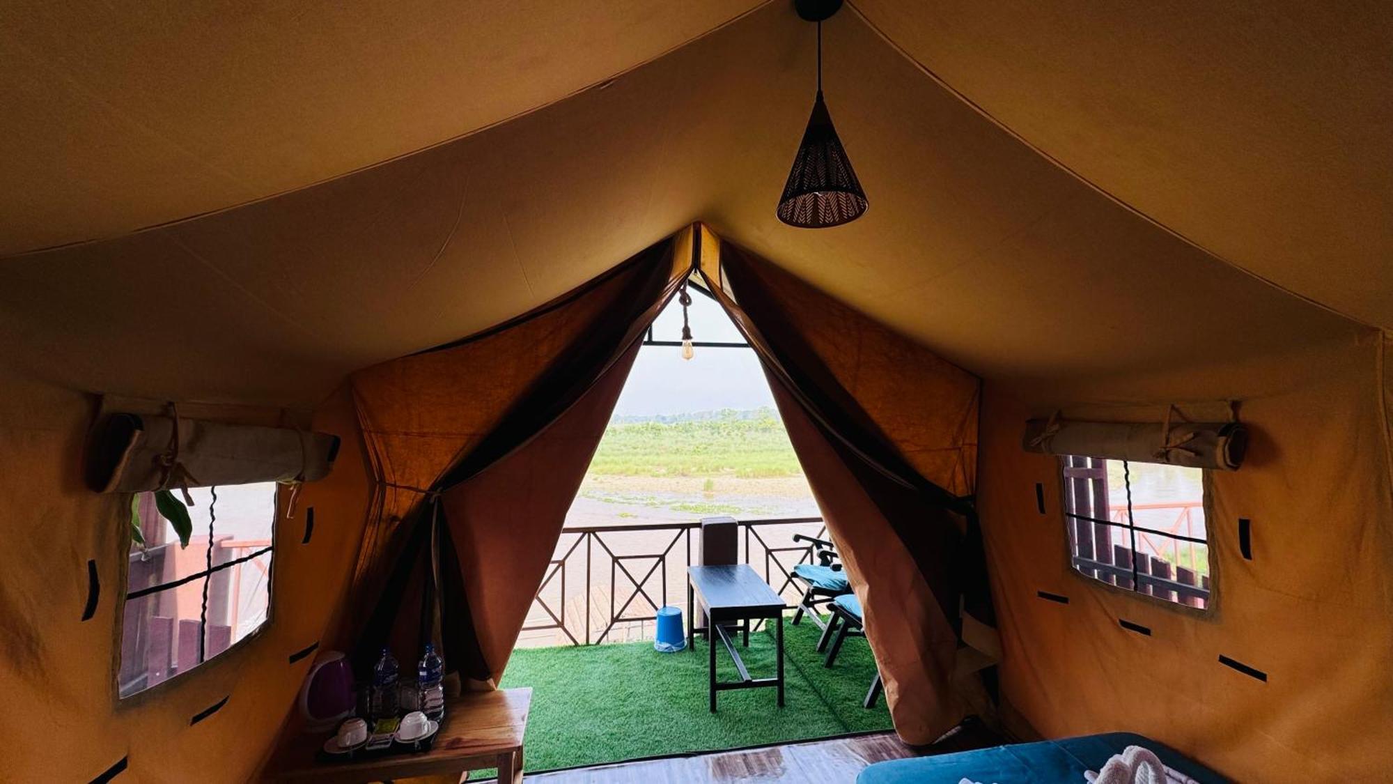 Jungle Wildlife Camp Hotell Sauraha Exteriör bild