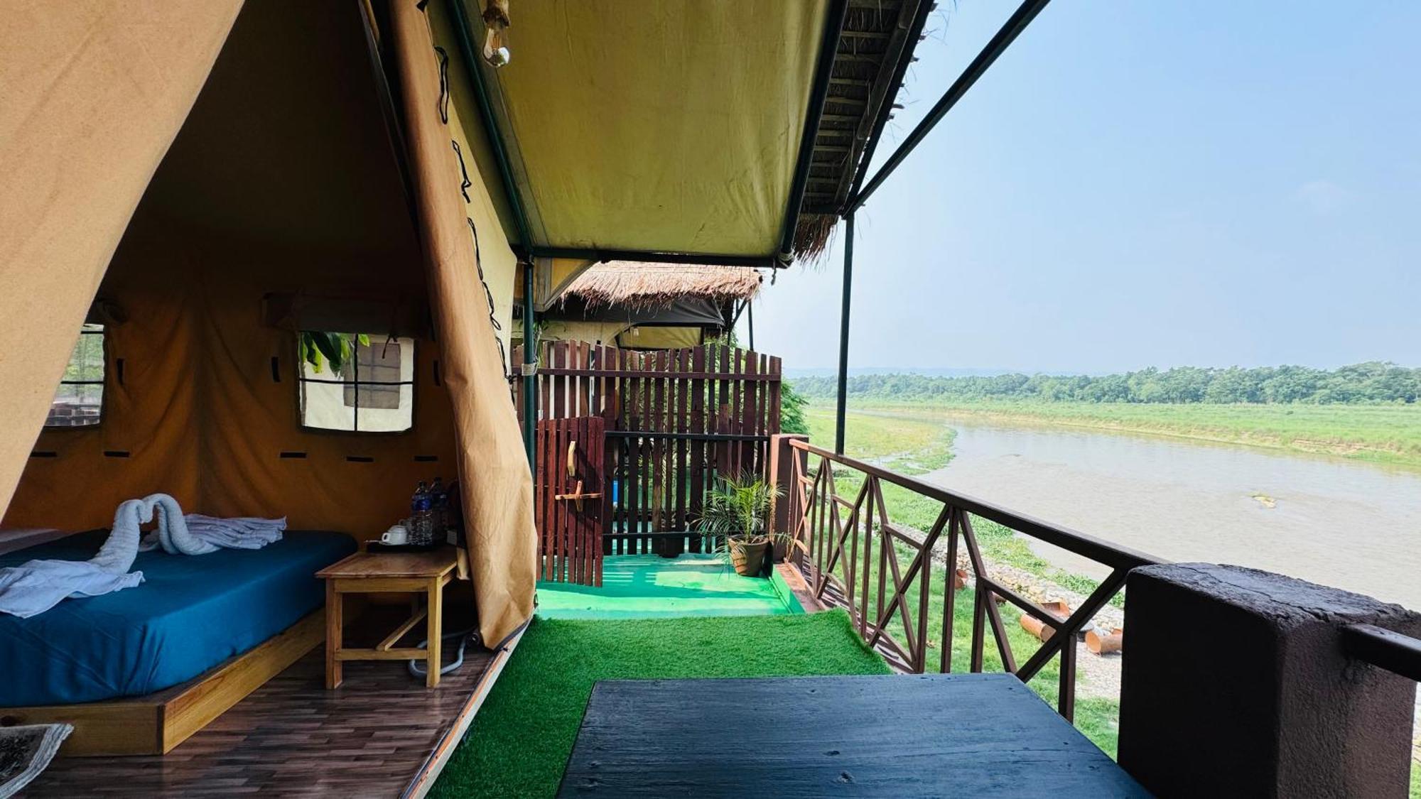 Jungle Wildlife Camp Hotell Sauraha Exteriör bild