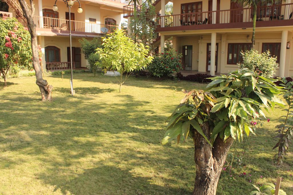 Jungle Wildlife Camp Hotell Sauraha Exteriör bild