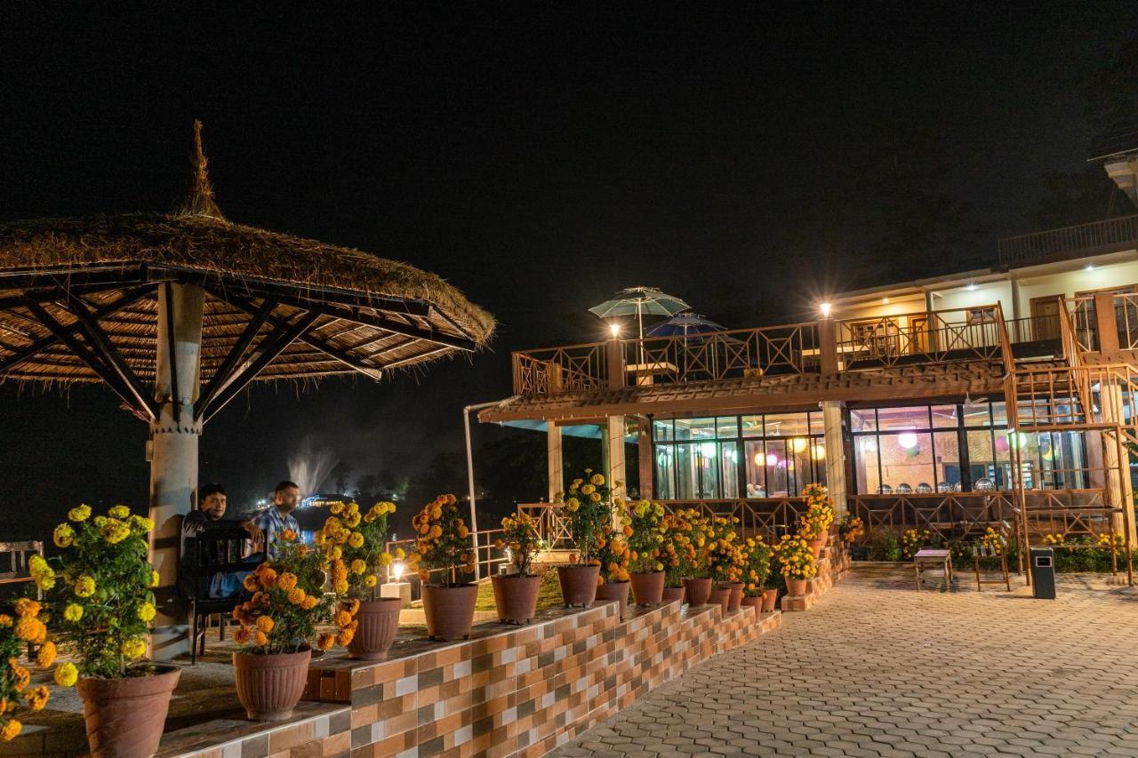 Jungle Wildlife Camp Hotell Sauraha Exteriör bild
