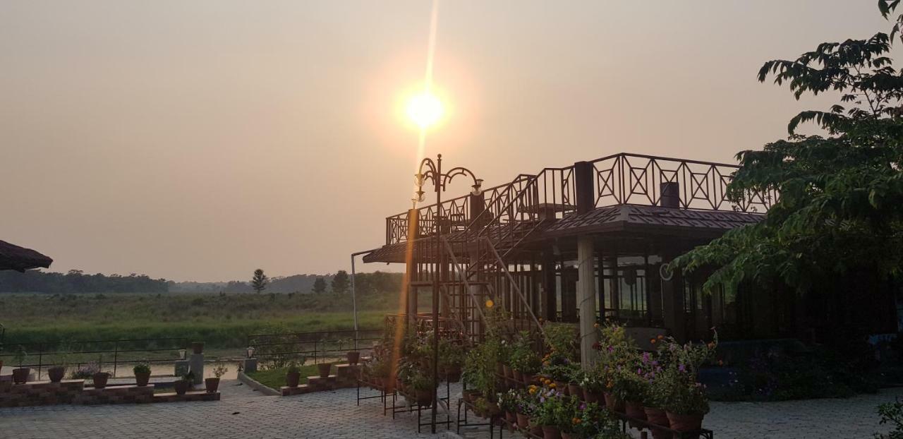 Jungle Wildlife Camp Hotell Sauraha Exteriör bild